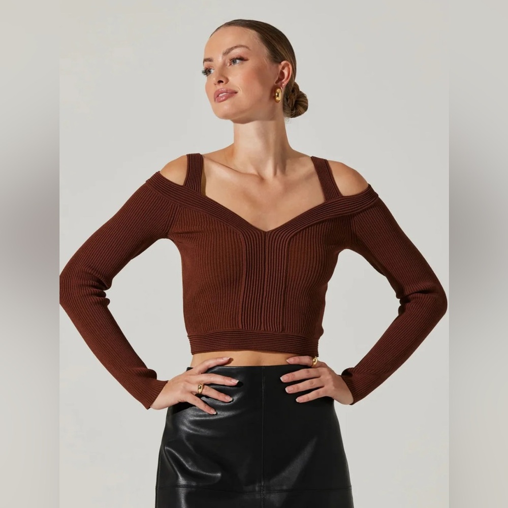 ASTR PACEY RIBBED COLD SHOULDER SWEATER in XS, Brand New